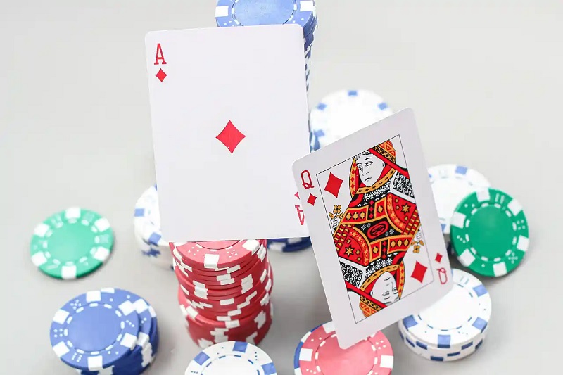 Đánh bài ăn tiền thật thu hút số lượng lớn người tham gia